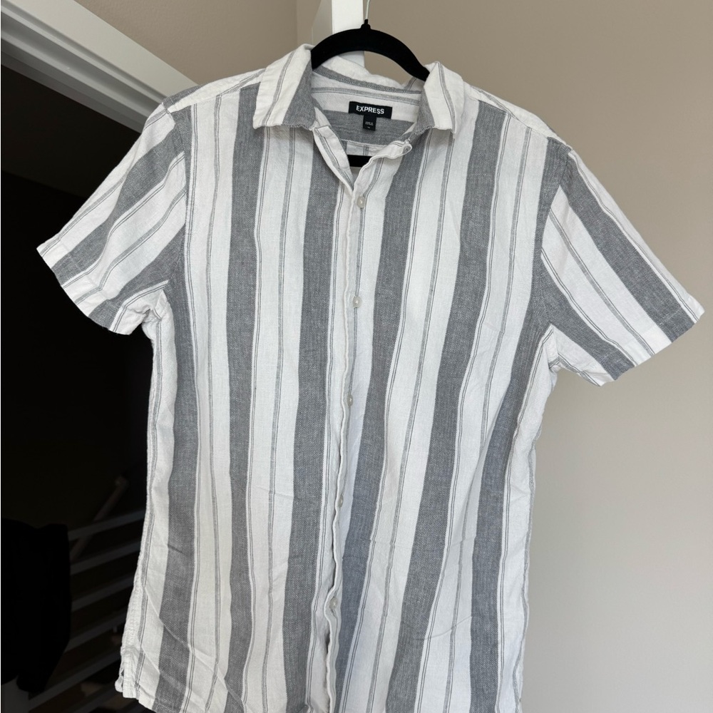 Express Men's Gray and White Striped Linen Short Sleeve Button Up Shirt
